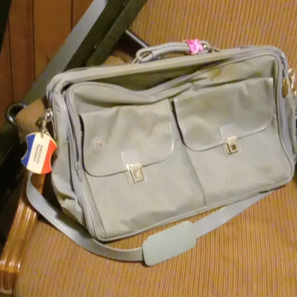 Vintage American Tourister carrying bag does have original tag